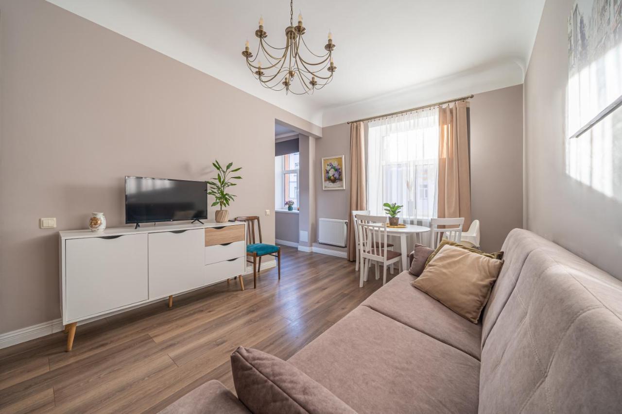 Stylish Latvian Classic 1-Bedroom Apartment Near City Center, Parks & Public Transport Links Riga Exterior foto