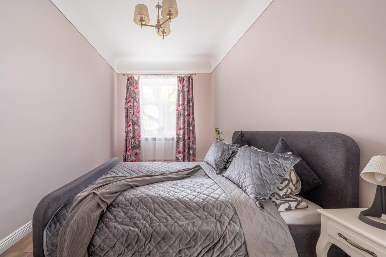 Stylish Latvian Classic 1-Bedroom Apartment Near City Center, Parks & Public Transport Links Riga Exterior foto