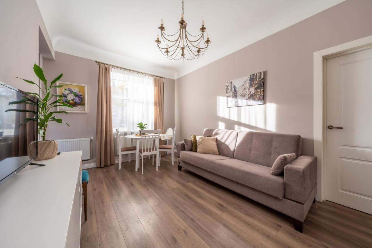 Stylish Latvian Classic 1-Bedroom Apartment Near City Center, Parks & Public Transport Links Riga Exterior foto