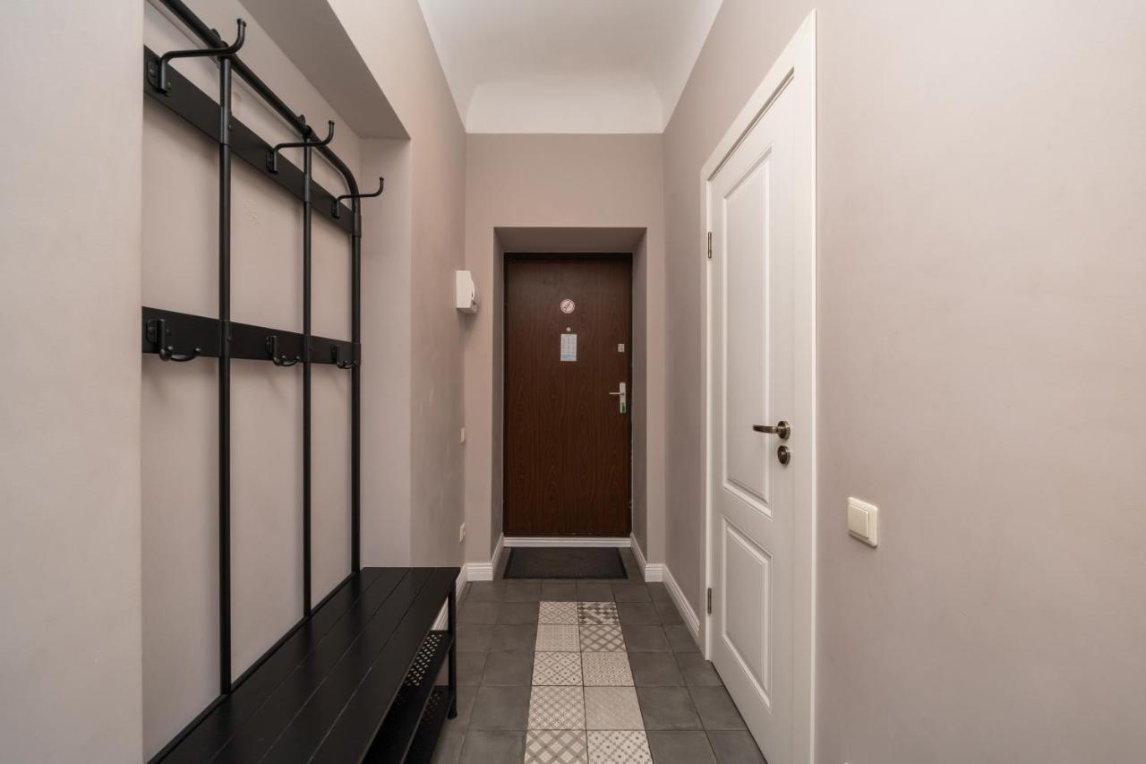Stylish Latvian Classic 1-Bedroom Apartment Near City Center, Parks & Public Transport Links Riga Exterior foto