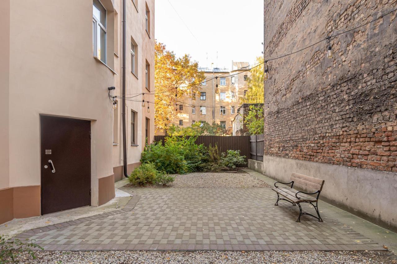 Stylish Latvian Classic 1-Bedroom Apartment Near City Center, Parks & Public Transport Links Riga Exterior foto